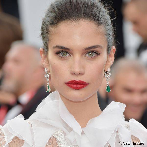 A modelo Sara Sampaio usou o batom vermelho cintilante para uma make minamilista, mas que marcou presença em seu visual no Festival de Cannes (Foto: Getty Images)